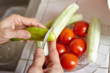 Salata için sebze hazırlıyorum.