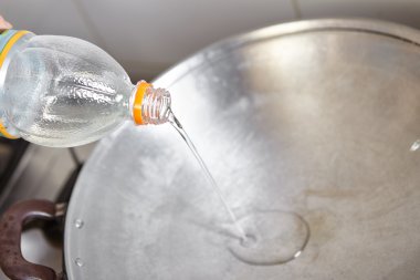 yemeklik yağ dökerek