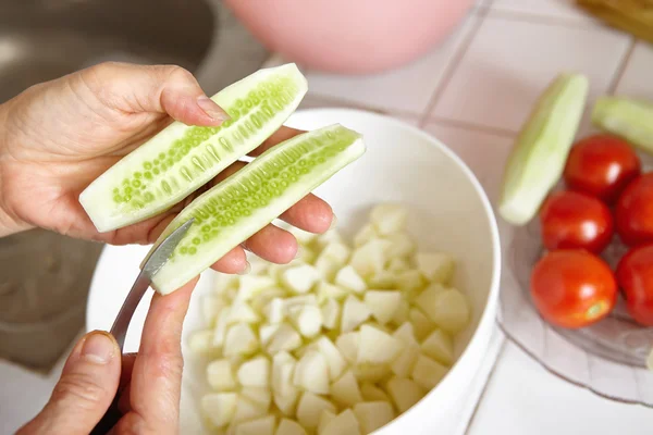 Preparação de legumes para salada — Fotografia de Stock