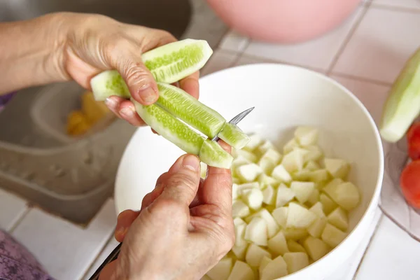 Preparación de verduras para ensalada —  Fotos de Stock