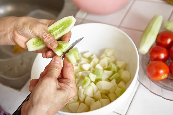 Preparação de legumes para salada — Fotografia de Stock