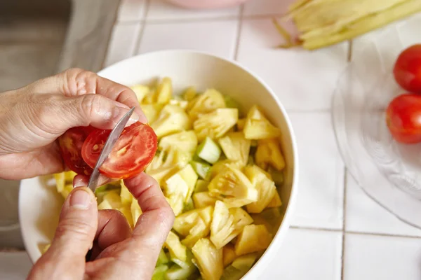 Подготовка овощей к салату — стоковое фото