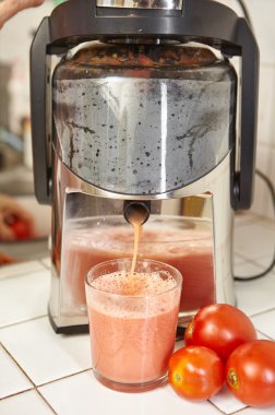 Domates katı meyve sıkacağı