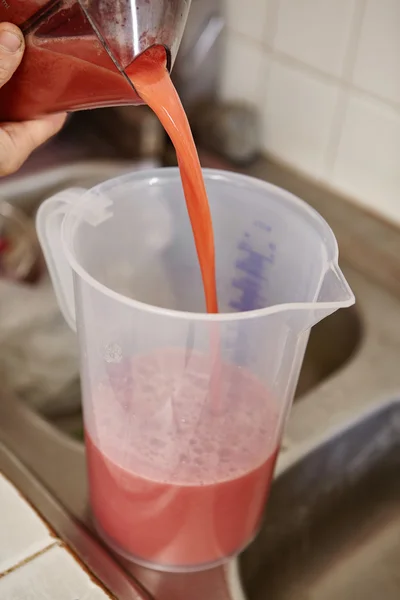 Pouring tomato juice — Stock Photo, Image