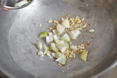 Fry soğan ilave edin