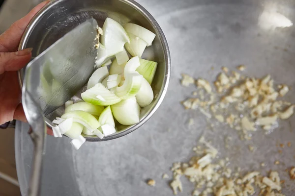 Wymieszać cebulę smażyć — Zdjęcie stockowe