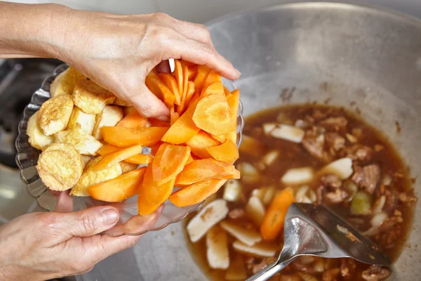 Aggiunta di carota e tofu — Foto Stock