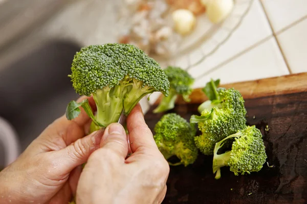 Tilberedning av brokkoli – stockfoto