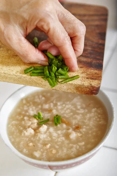 Añadiendo cebollino — Foto de Stock