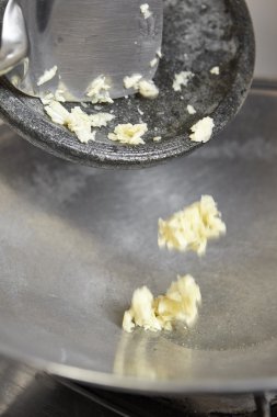 Fry sarımsak ilave edin