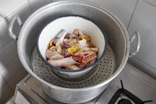 Raw chicken in steamer — Stock Photo, Image