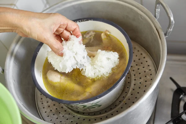 Adição de cogumelos — Fotografia de Stock