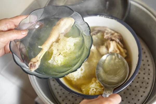 Китайский куриный суп — стоковое фото