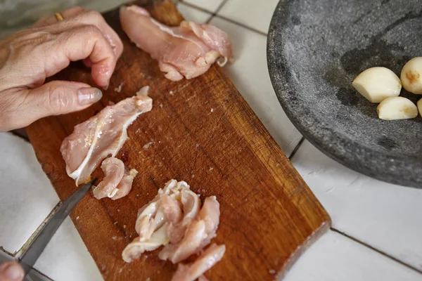 Cutting meat — Stock Photo, Image