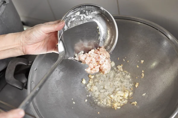 Adicionando a carne — Fotografia de Stock