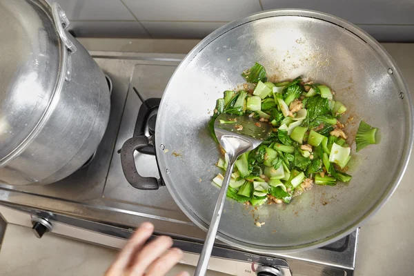 Ανακατεύετε τηγανητό κινέζικο λάχανο — Φωτογραφία Αρχείου