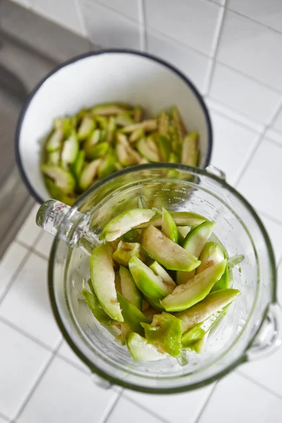 Ambarella in juicer — Stockfoto