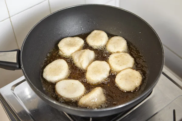 Fischkuchen braten — Stockfoto