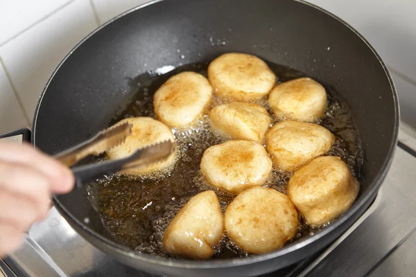 Fischkuchen braten — Stockfoto