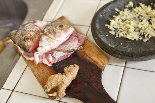 Poissons et épices utilisés pour la cuisson — Photo