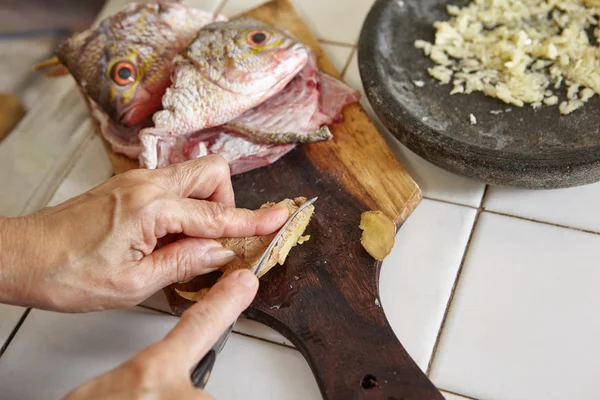 Poissons et épices utilisés pour la cuisson — Photo