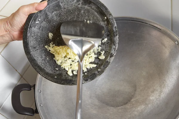 Knoblauch unter Rühren braten — Stockfoto