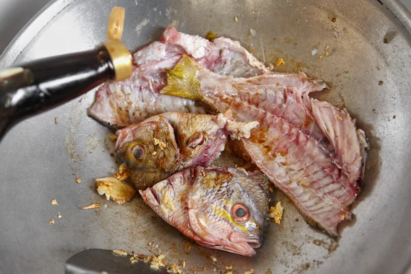 Remuer le poisson frit — Photo