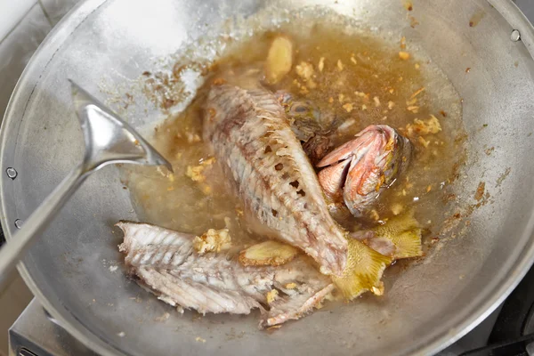 Faire ragoût de poisson sur le travail — Photo