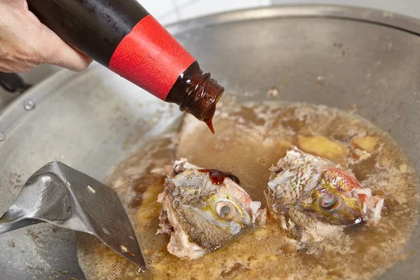 Aggiungere salsa allo stufato di pesce — Foto Stock