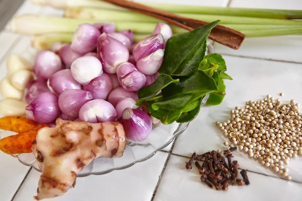Spezie ed erbe aromatiche per ingredienti da cucina — Foto Stock
