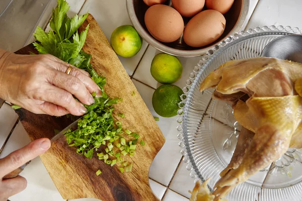 Hopping av persille til kokeingrediens – stockfoto