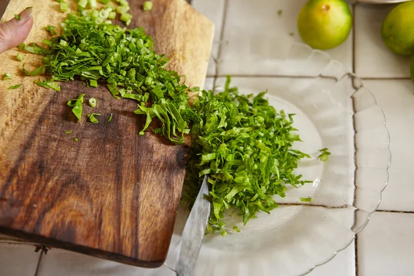 Prezzemolo tritato per ingrediente di cottura — Foto Stock