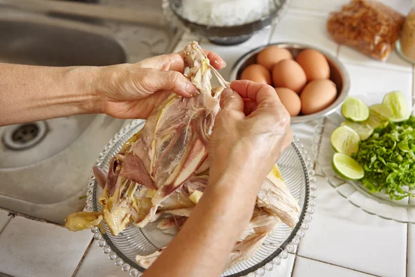 Geraspte kip voor het ingrediënt voor Soto — Stockfoto