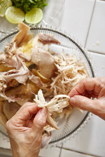 Geraspte kip voor het ingrediënt voor Soto — Stockfoto