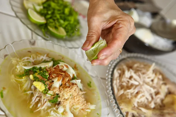 Minestra di pollo indonesiana Soto — Foto Stock