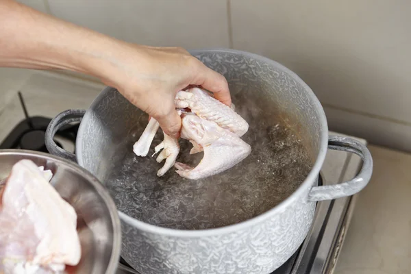 Ayam mentah dimasukkan ke dalam panci. — Stok Foto