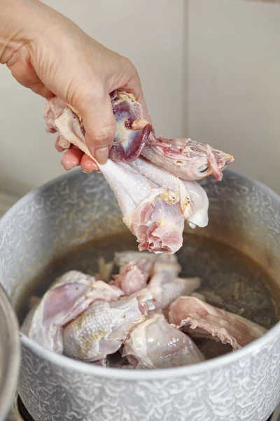 Poulet cru mis dans la casserole — Photo