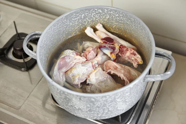 Poulet cru mis dans la casserole — Photo