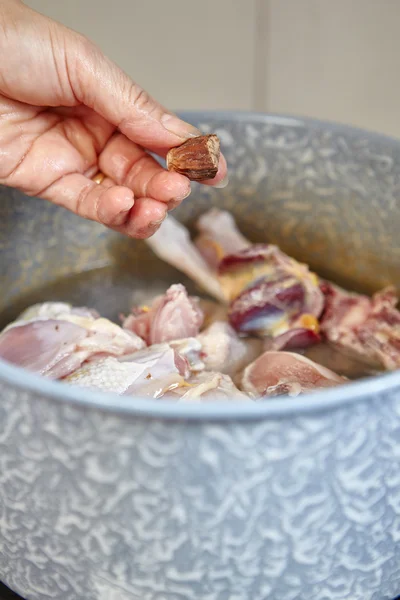 Přidání muškátový oříšek do vaření — Stock fotografie