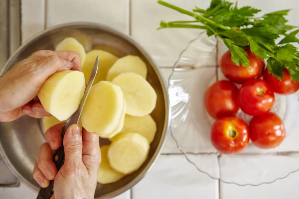 Разрезание картофеля большим ломтиком — стоковое фото