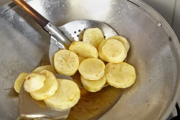 Жарить большой кусок картофеля — стоковое фото
