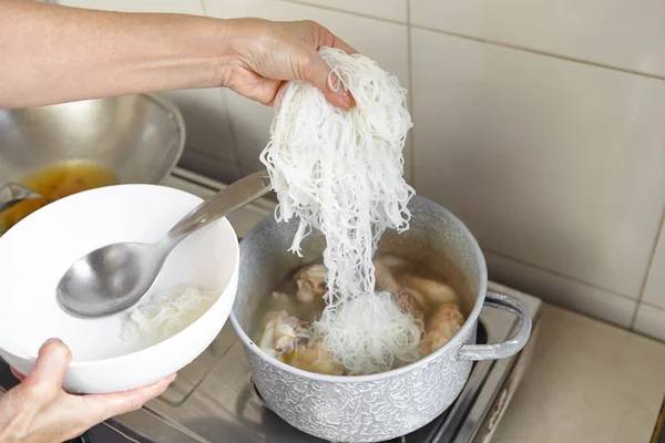 Adição de macarrão de arroz — Fotografia de Stock