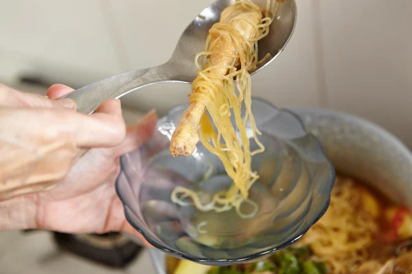 Serving chicken stew — Stock Photo, Image