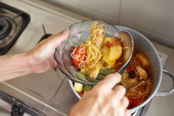 Serving chicken stew — Stock Photo, Image