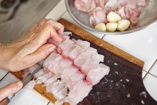 Cutting fish — Stock Photo, Image