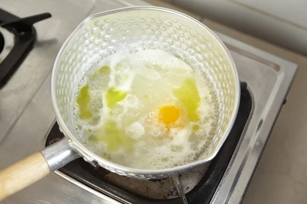 Menambahkan telur — Stok Foto