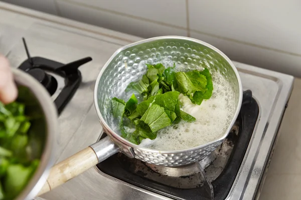 Gemüse hinzufügen — Stockfoto