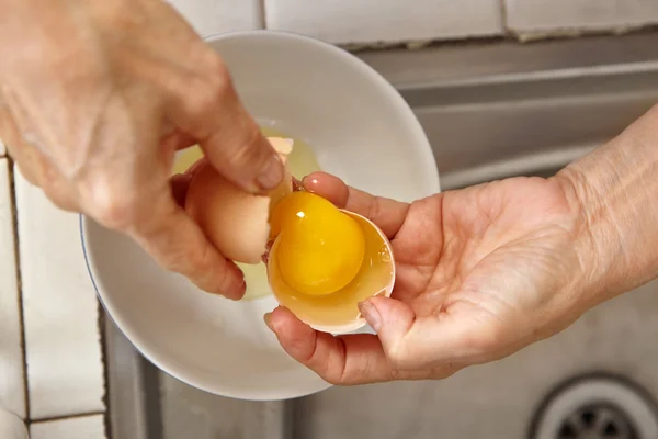 Yema de huevo que separa —  Fotos de Stock