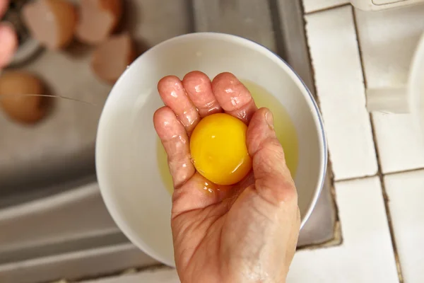 Gema de ovo separadora — Fotografia de Stock