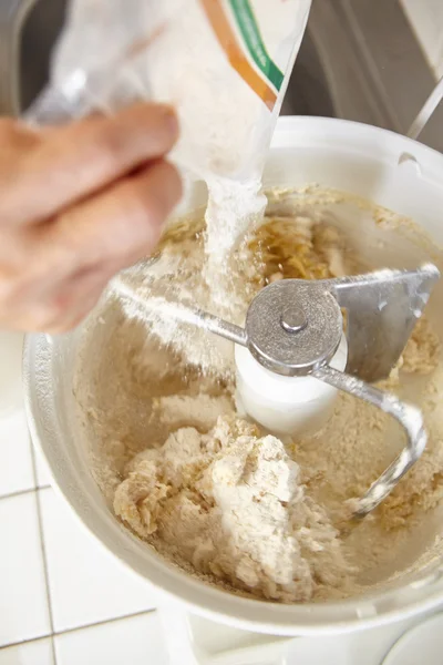 Aggiungere ingrediente alla macchina pastella — Foto Stock